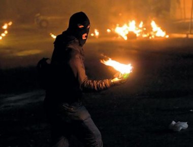 Εξάρχεια: Επίθεση με μολότοφ στον προαύλιο χώρο του υπ. Πολιτισμού!